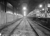 834293 Interieur van de goederenloods van Van Gend & Loos bij het N.S.-station Nijmegen.